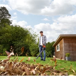 Black & Decker BLACK+DECKER BEBLV300SB-QS Bladblazer - 404 Km/u - 3000W - Zuig-/blaasfunctie - Gesnoerd 18 Black & Decker BLACK+DECKER BEBLV300SB-QS Bladblazer - 404 Km/u - 3000W - Zuig-/blaasfunctie - Gesnoerd -Gardena Winkel 1200x1195 9