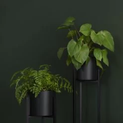 QUVIO Plantenstandaard Binnen - Inclusief Pot - Staande Plantenbak - Metaal - Bloempot - 22 X 22 X 60 Cm - Zwart -Gardena Winkel 1200x1200 1134