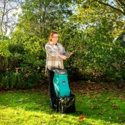 VONROC Hakselaar/Shredder 2500W – Voor Takken Tot Ø45mm – Incl. 45L Opvangzak & Duwstok -Gardena Winkel 1200x1200 1380