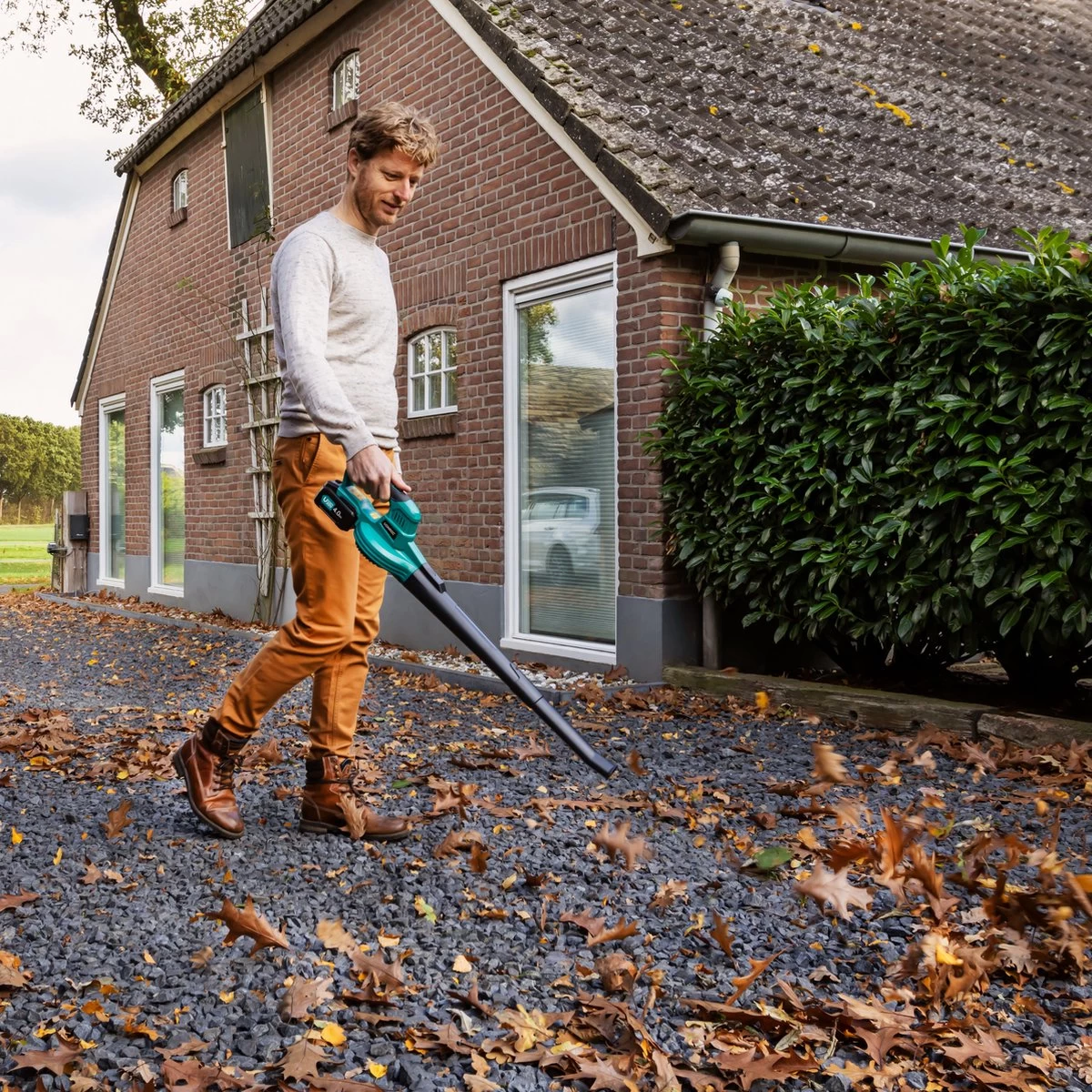 VONROC Accu Bladblazer – VPower 20V – 2 Standen – Max. Blaassnelheid 190km/u – Incl. 4.0Ah Accu En Sneloplader 4 VONROC Accu Bladblazer – VPower 20V – 2 Standen – Max. Blaassnelheid 190km/u – Incl. 4.0Ah Accu En Sneloplader - Afbeelding 4