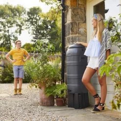 Harcostar Rainsaver Regenton 100 Liter Antraciet Met Vulautomaat En 3 Delige Voet -Gardena Winkel 1200x1200 845