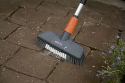 GARDENA Cleansystem Comfort Schrobber - Reinigen Van Paden - Terras - Oprit -Gardena Winkel 1200x799 159