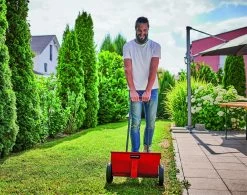 Einhell Strooiwagen GC-SR 12 (12 L - 45 Cm Strooibreedte - Dubbele Duwstang - Kliksluiting Aan Beide Zijden - Verstelhendel - Corrosiebestendige Rol - Behuizing Van Breukvast Kunststof) 17 Einhell Strooiwagen GC-SR 12 (12 L - 45 Cm Strooibreedte - Dubbele Duwstang - Kliksluiting Aan Beide Zijden - Verstelhendel - Corrosiebestendige Rol - Behuizing Van Breukvast Kunststof) -Gardena Winkel 1200x949 3