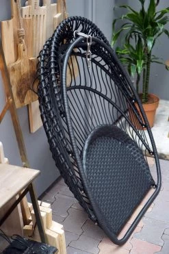 Merkloos Hangstoel Norway - Zwart Wicker & Touw Luxe Egg Hangstoel Met Dikke Antraciete Kussens Met Frame - Inklapbare Basket -Gardena Winkel 800x1200 4