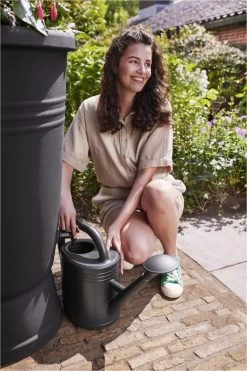 Elho Green Basics Regenton Plus 105 - Regenton Voor Kweken En Oogsten - Ø 58.4 X H 80.4 Cm - Zwart/Living Black 9 Elho Green Basics Regenton Plus 105 - Regenton Voor Kweken En Oogsten - Ø 58.4 X H 80.4 Cm - Zwart/Living Black -Gardena Winkel 800x1200 66