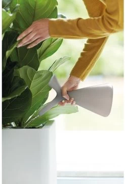 Elho Plunge Gieter 20 - Gieter Voor Binnenaccessoires - Ø 15.0 X H 29.5 Cm - Grijs/Warm Grijs -Gardena Winkel 820x1200 2