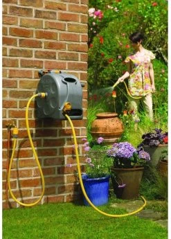 Hozelock Compact Enclosed Reel 2 In 1 - 25 Meter - Slangbox En Muurhaspel In één - Grijs 8 Hozelock Compact Enclosed Reel 2 In 1 - 25 Meter - Slangbox En Muurhaspel In één - Grijs -Gardena Winkel 858x1200