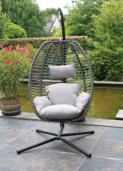 Pro Garden Lowander Hangstoel Egg 191x126x126- Schommelstoel Met Rattan Cocoon En Robuust Stalen Standaard Incl. Kussens - Volledig Inklapbaar - Lichtgrijs -Gardena Winkel 862x1200