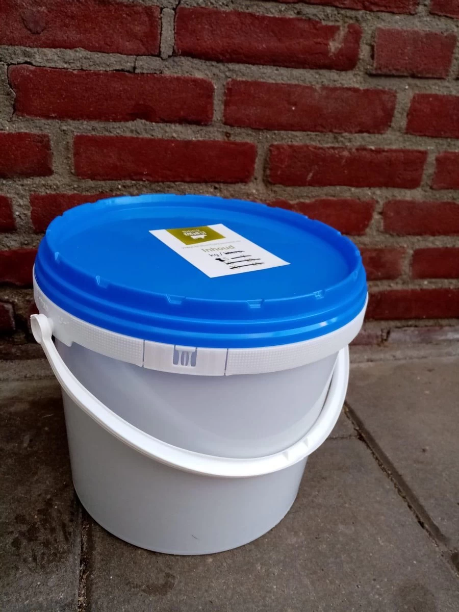 Koemestkorrels 5 Kg Van Brabantse Koemest.nl In Emmer (7 Ltr) 1 Koemestkorrels 5 Kg Van Brabantse Koemest.nl In Emmer (7 Ltr)